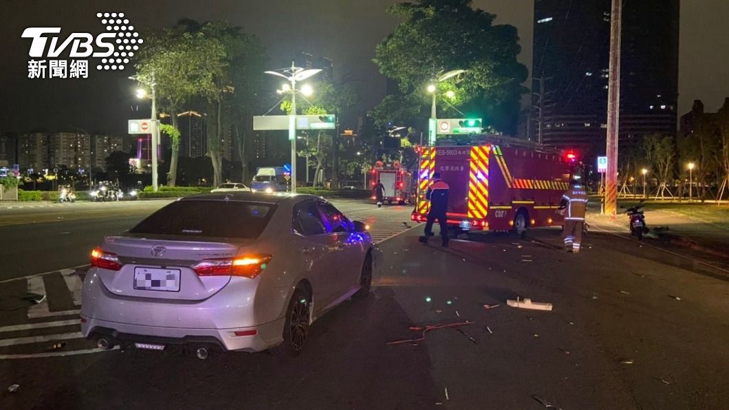 遭無照男撞死，拾荒伯滿車回收噴半空。（圖／TVBS）