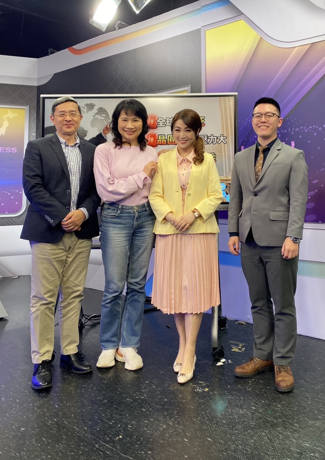 專家齊聚討論三地集團發展歷程。（圖／TVBS）