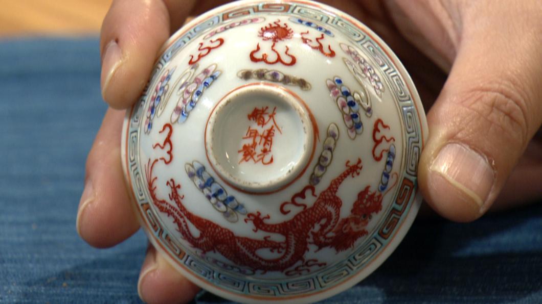龍杯底部有刻字樣。(圖/MOMOTV提供)