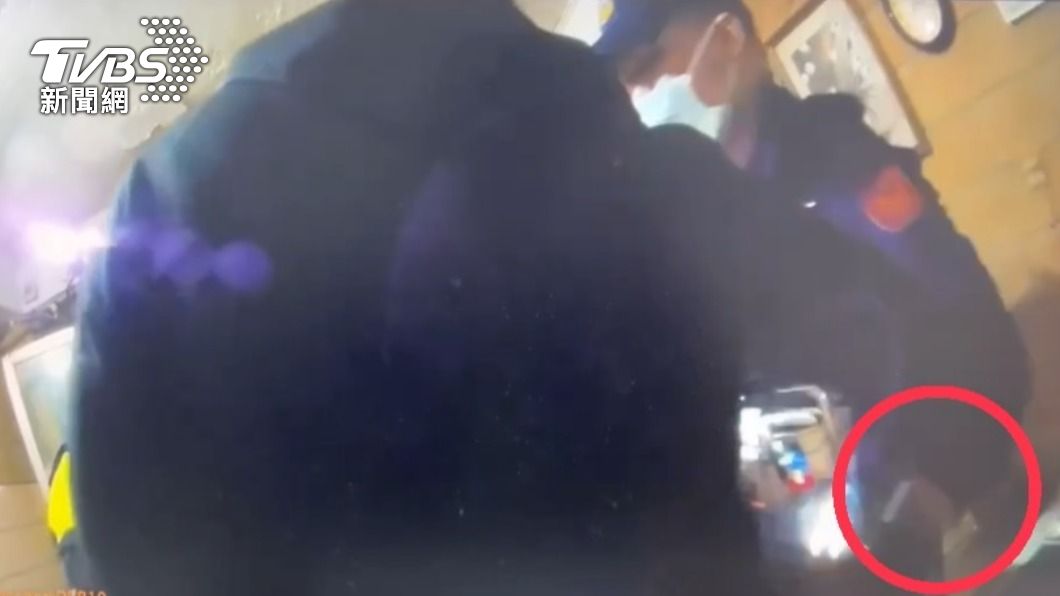 腰間怎麼凸凸的?警盤查到一半掀男衣 驚現改造手槍