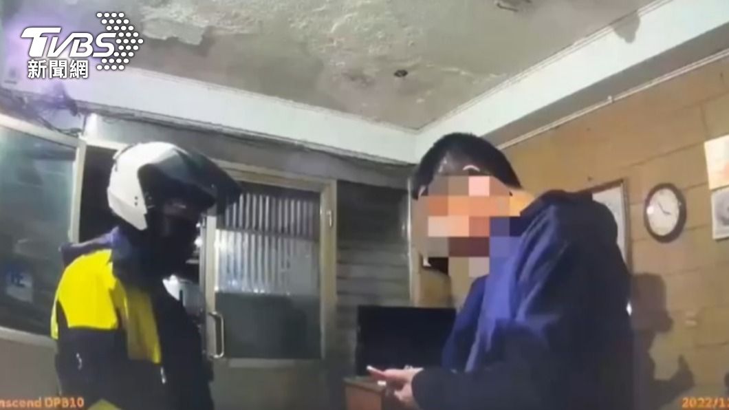 男子開車行經林森北路，發現巡邏員警後違停下車後遭盤查。（圖／TVBS）