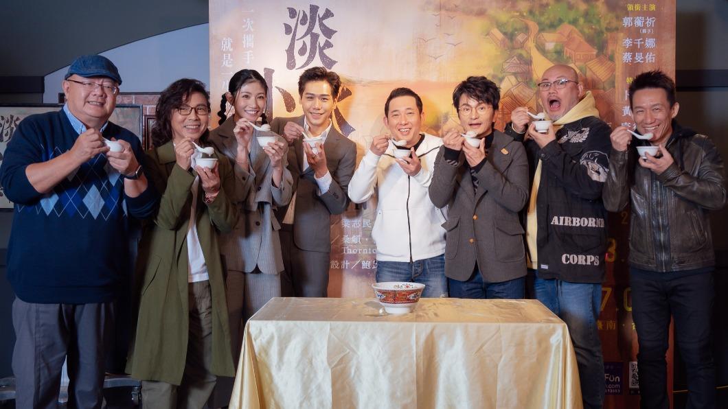 《淡水小鎮》演員以冬至湯圓慶團圓。(圖/果陀劇場提供)