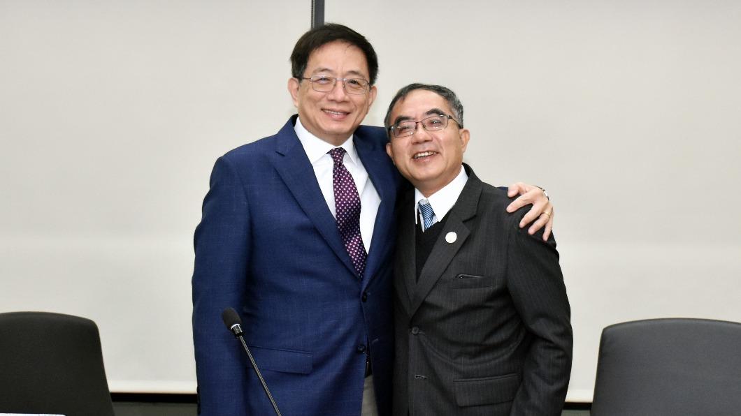 陳文章(右)坦言自己壓力不小。(圖/台大提供)