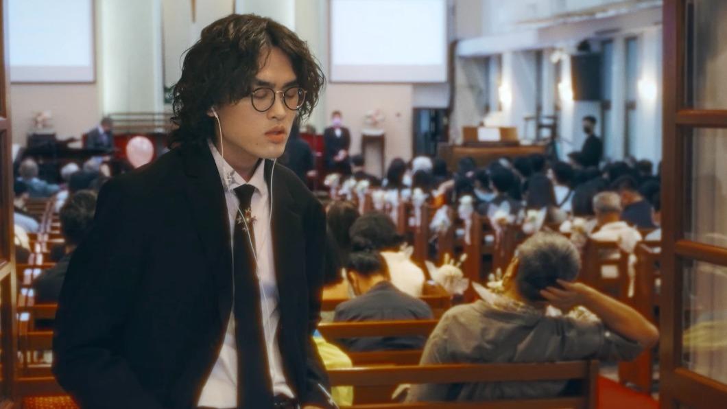 男星大鬧婚禮現場當場「吃捧花」　新人爸媽怒轟出場尷尬畫面曝