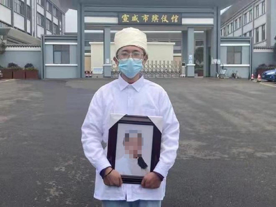母親住院4個月後,因不幸呼吸道感染而過世。(圖/翻攝自微博)