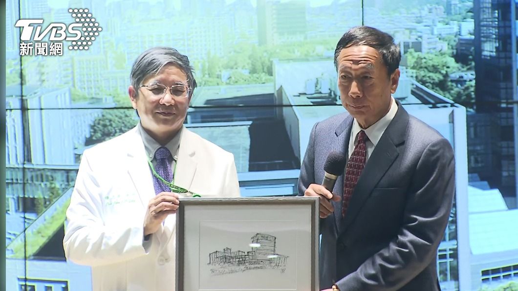 郭台銘出席台大癌醫4周年院慶。(圖/TVBS)