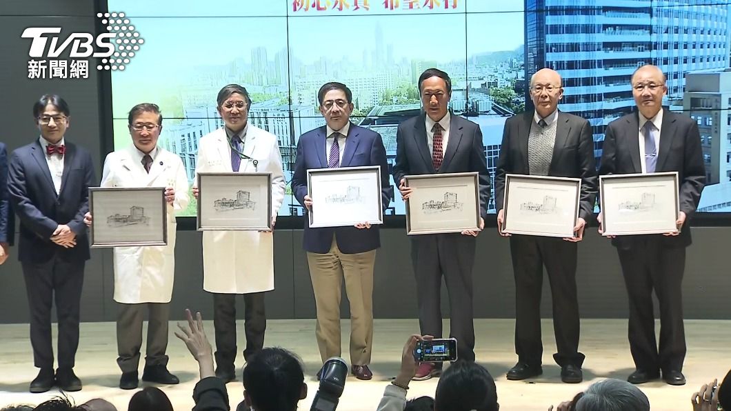 郭台銘與台大校長管中閔同台。(圖/TVBS)