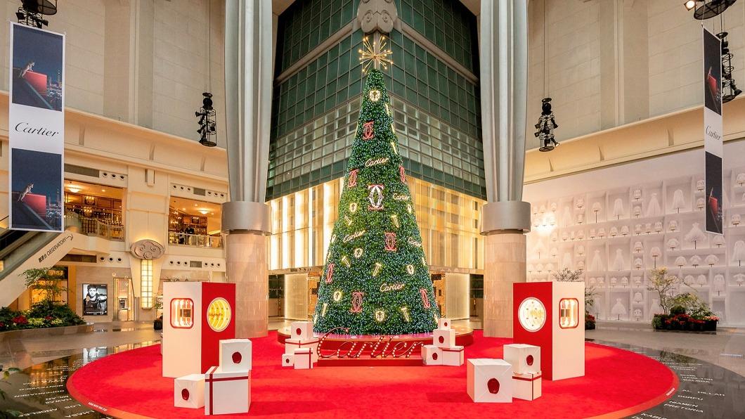 台北101裡的Cartier聖誕樹。(圖/翻攝自TAIPEI 101 MALL 台北 101 購物中心臉書)