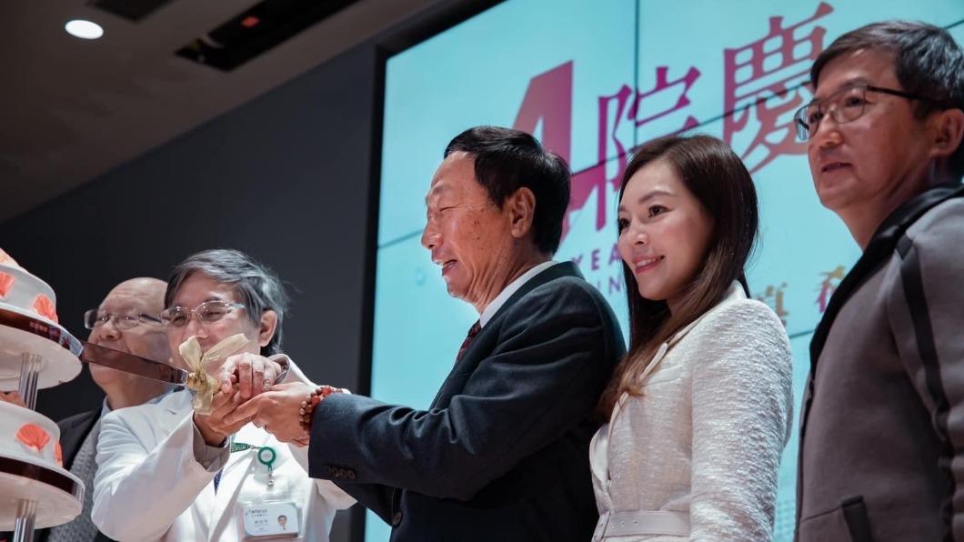 郭台銘昨和妻子曾馨瑩一同出席台大癌醫中心分院4週年慶。(圖/翻攝自郭台銘臉書)