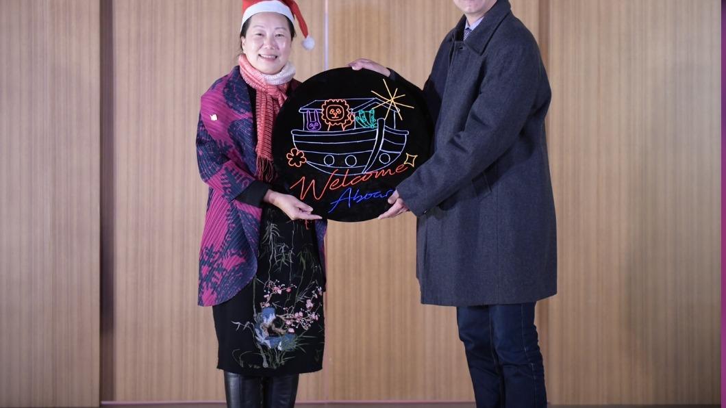 美崙浸信會主任牧師蔡志堅以諾亞方舟為主題結合NFT技術圖案的Led背板贈送給花蓮縣長徐榛蔚，希望帶領大家突破困境後面向新生活。(圖/TVBS)