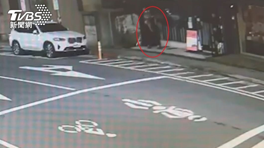 監視器拍下鄭男出沒在精品店前。（圖／TVBS）