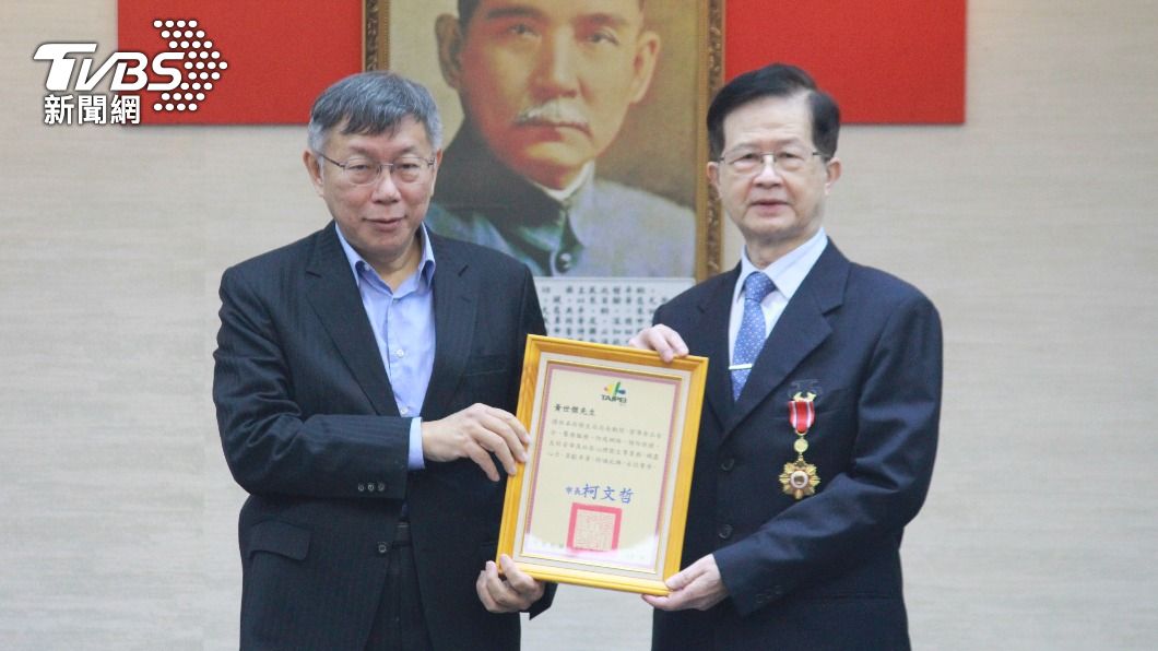 台北市長柯文哲頒贈退職紀念牌給一級局處首長。圖為衛生局長、柯文哲的老師黃世傑。(圖/方炳超攝)