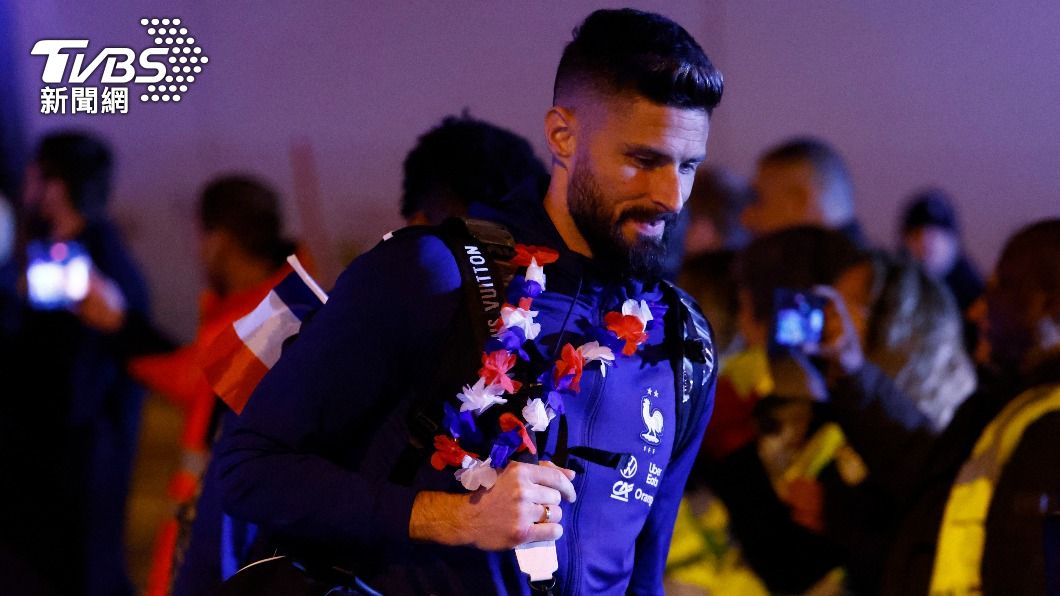 法國「進球王」吉魯（Oliver Giroud）戴上法國國旗配色的花圈抵達機場。（圖／達志影像路透）
