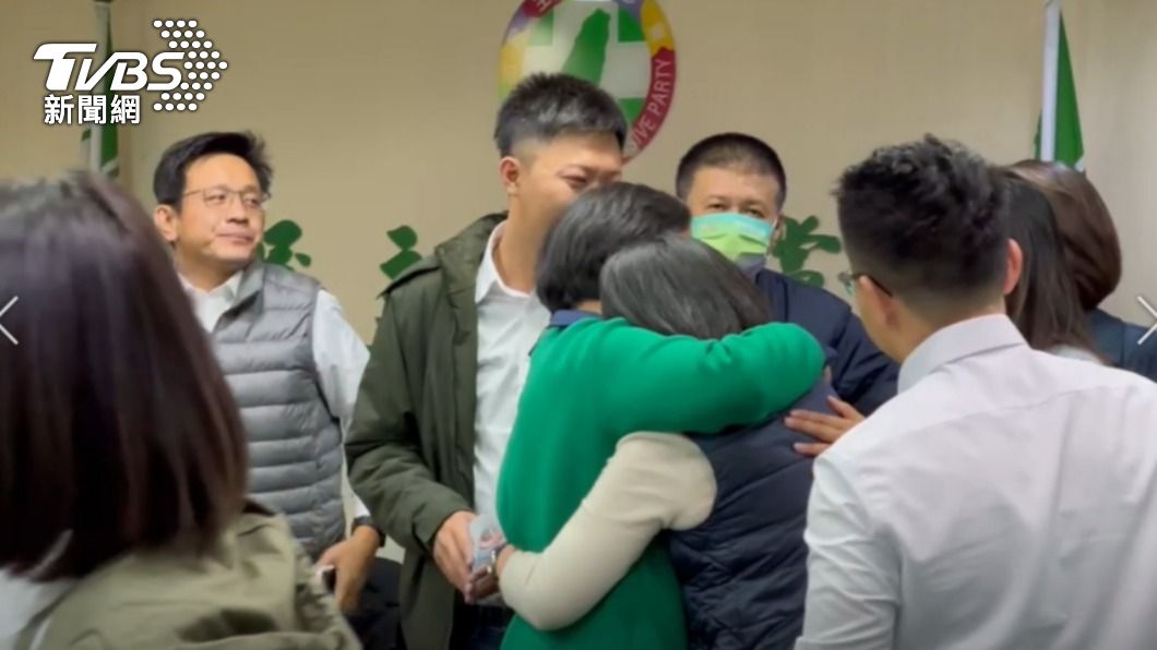 台南議員火力全開，邱莉莉淚灑會場。（圖／TVBS）