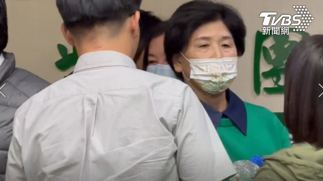幾名議員上前安慰邱。(圖/TVBS)