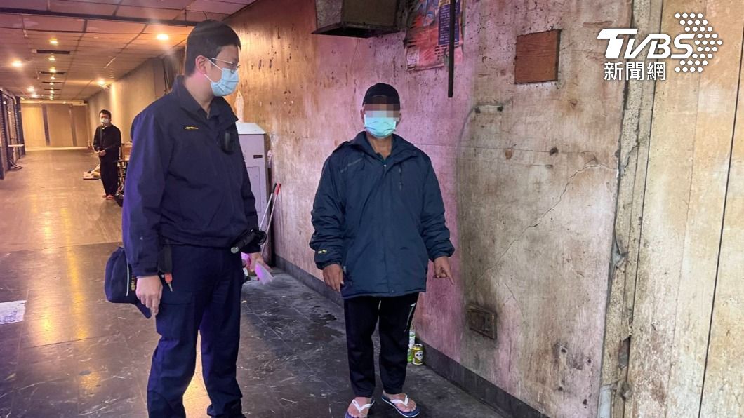 犯案男子回到現場說明事發經過。(圖/警方提供)