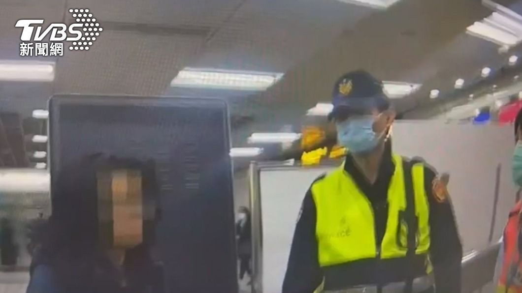 站務人員請員警到場協助。(圖/TVBS)