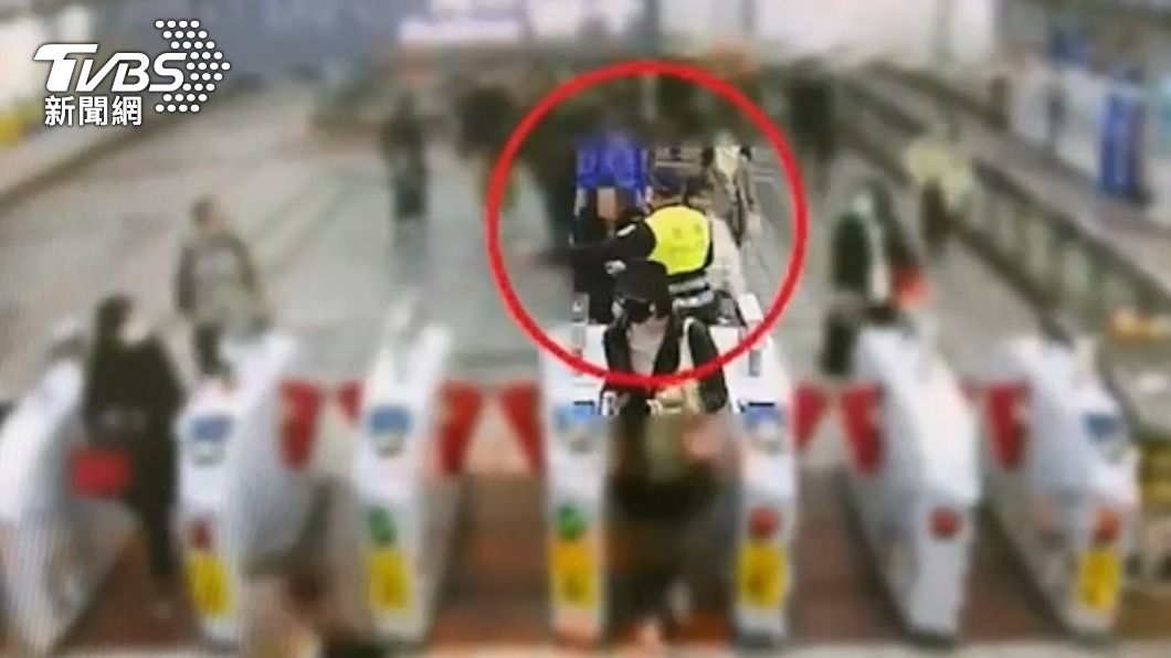 警方將女子攔下。(圖/TVBS)