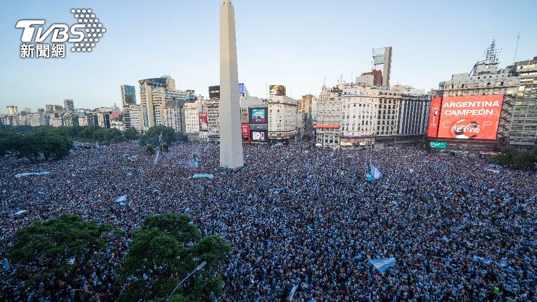 阿根廷首都布宜諾斯艾利斯（Buenos Aires）湧入數百萬球迷慶祝。（圖／達志影像美聯社）
