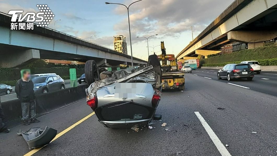 國道遭擦撞!小轎車翻滾多圈後「翻肚」 夫妻命大僅輕傷