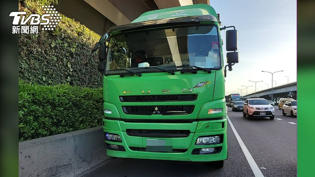 聯結車疑似變換車道不慎擦撞小轎車。(圖/TVBS)