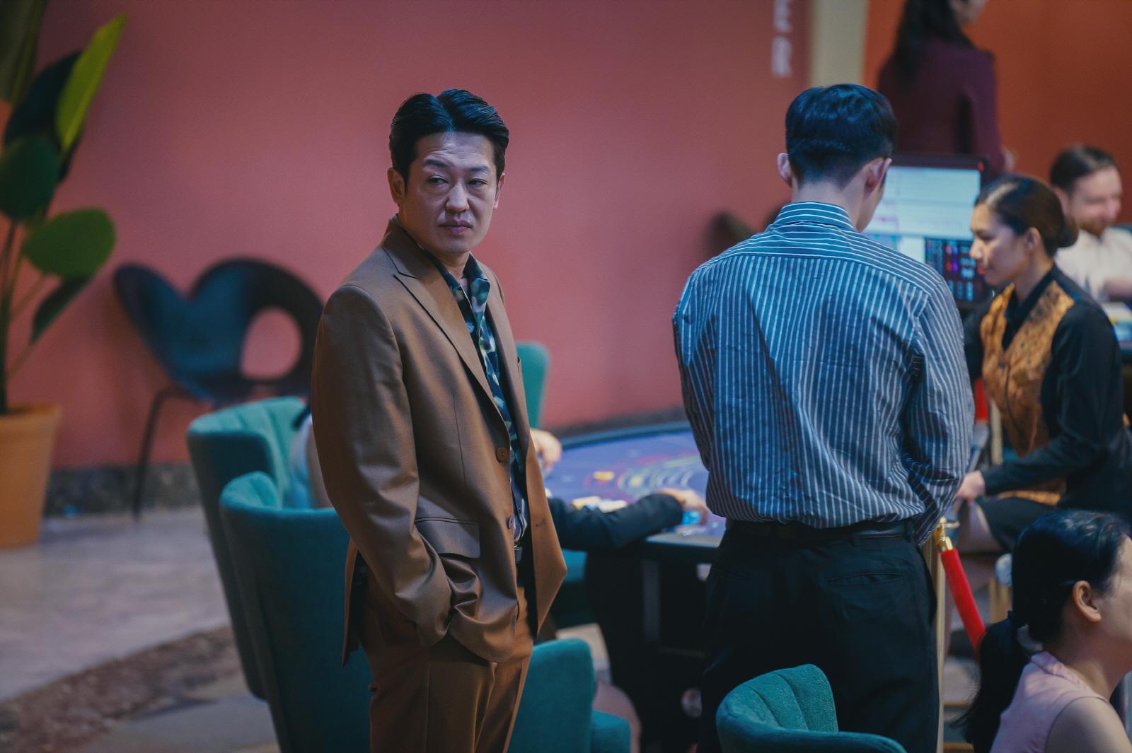 《魷魚遊戲》中的惡霸男許城泰這次也參與《地下菁英》演出。(圖/Disney+提供)