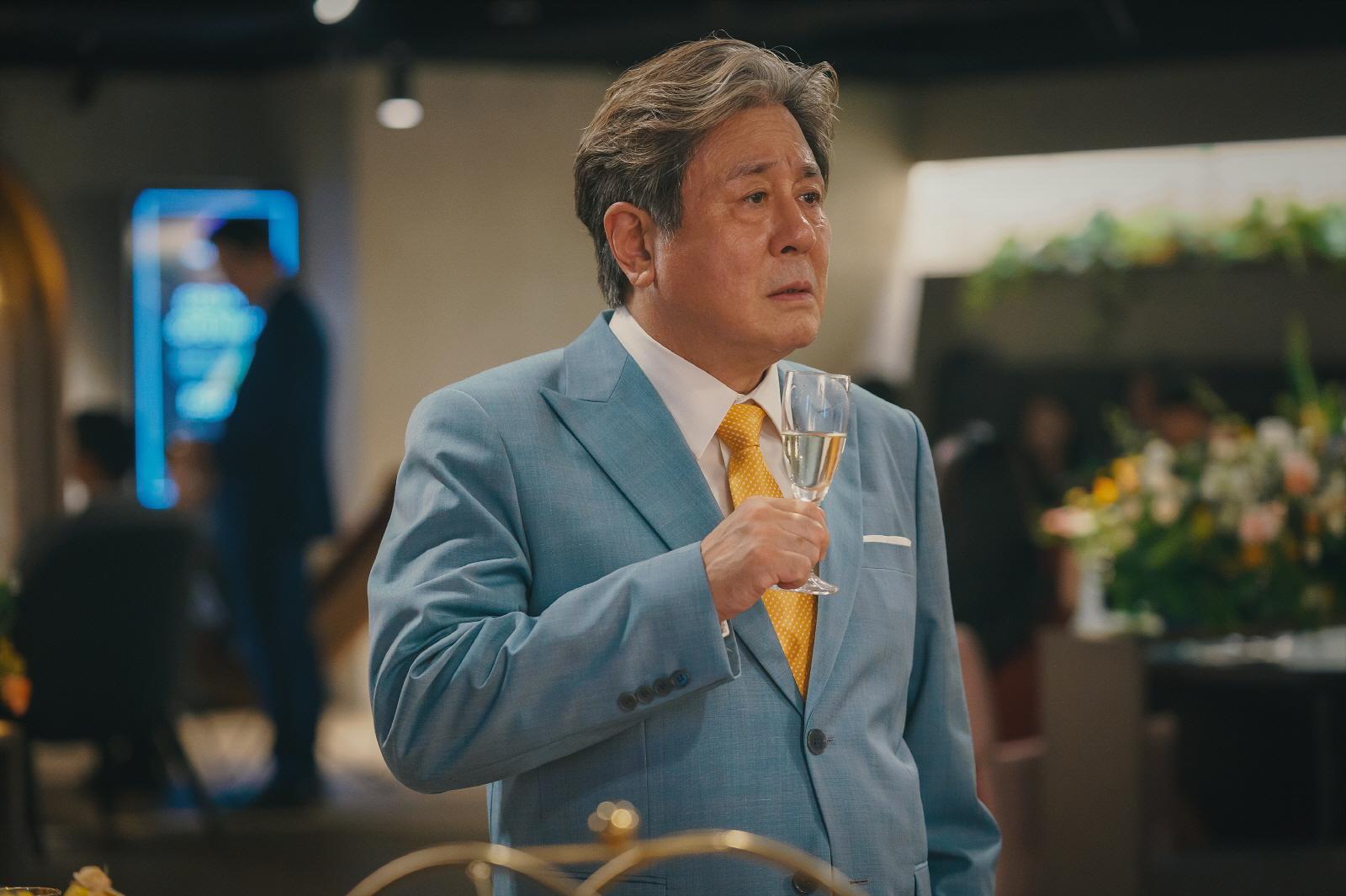 崔岷植演出過《原罪犯》、《鳴梁:怒海交鋒》等經典韓影。(圖/Disney+提供)