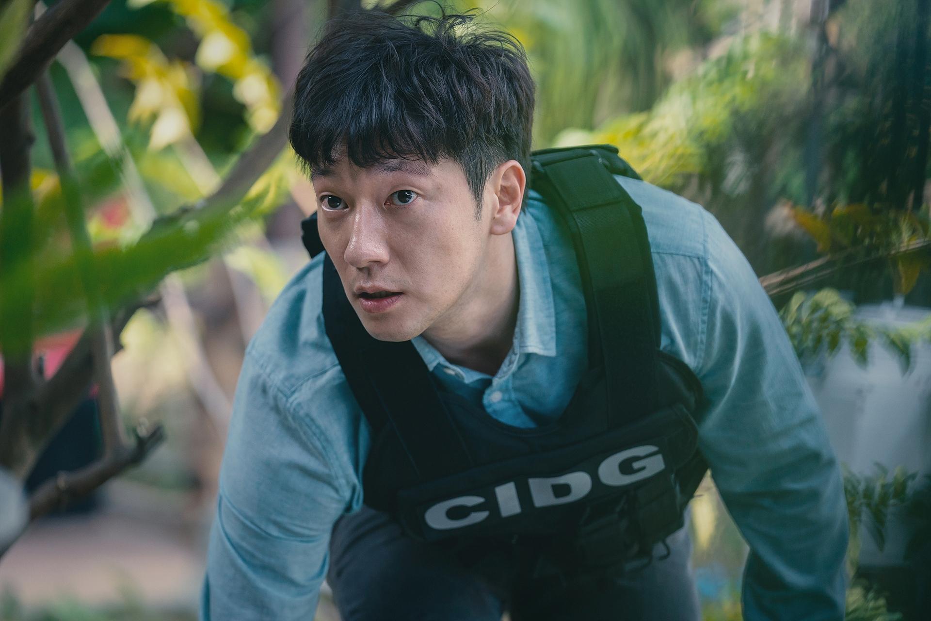孫錫久一改先前頹廢形象,在《地下菁英》中改當熱血刑警。(圖/Disney+提供)