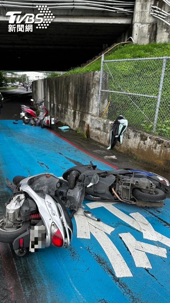 原先漆上藍色塗料是要方便辨識汽機車道分流，但卻容易打滑。（圖／TVBS）