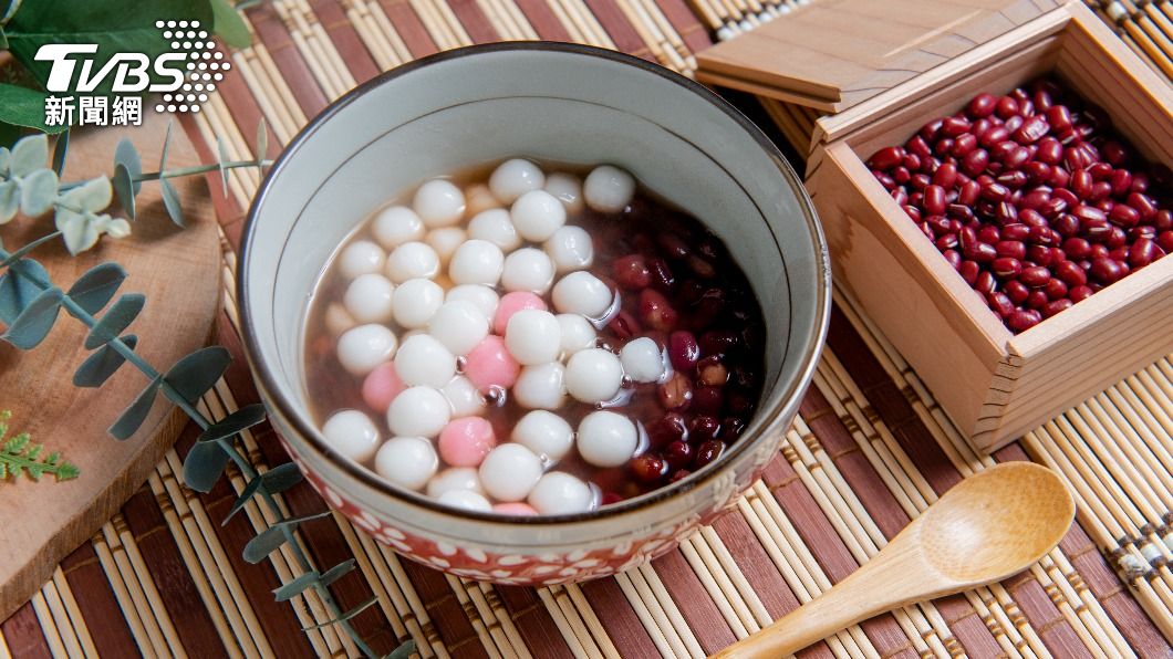 紅白小湯圓搭配紅豆湯熱量容易超標。(示意圖/shutterstock達志影像)