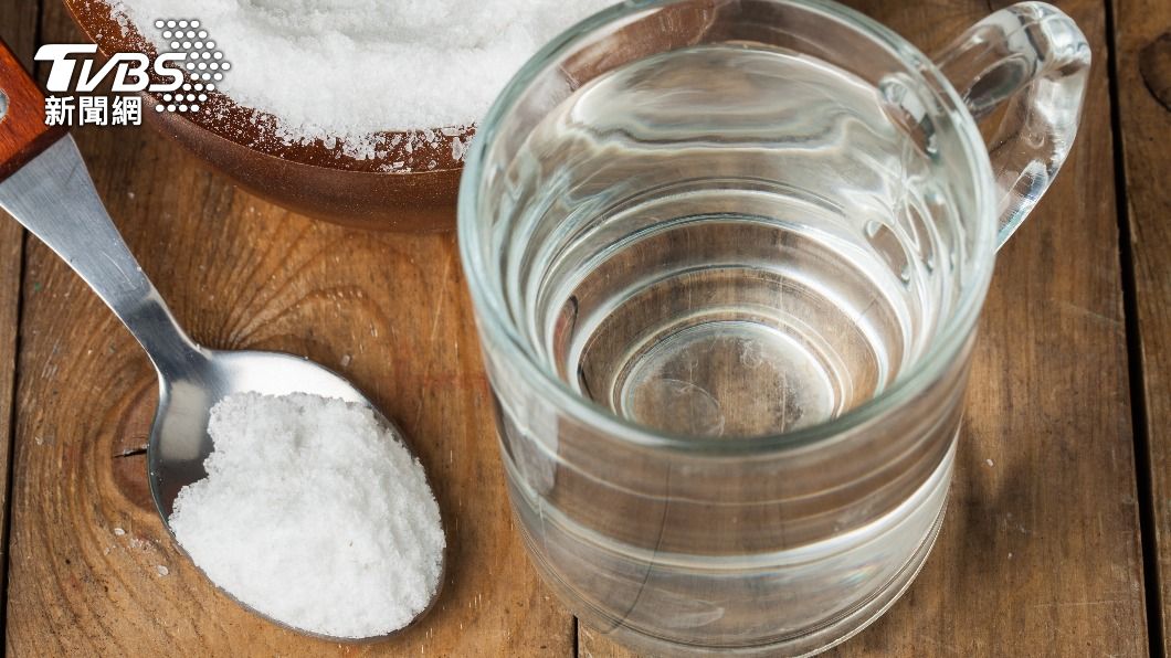 自己調配鹽水比例很難達到正確的醫療效果。(示意圖/Shutterstock達志影像)