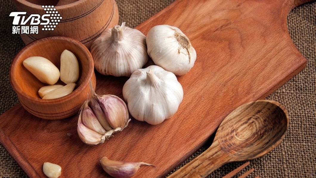 生咬大蒜非但無法殺菌、反而會刺激破壞口腔黏膜。（示意圖／Shutterstock達志影像）