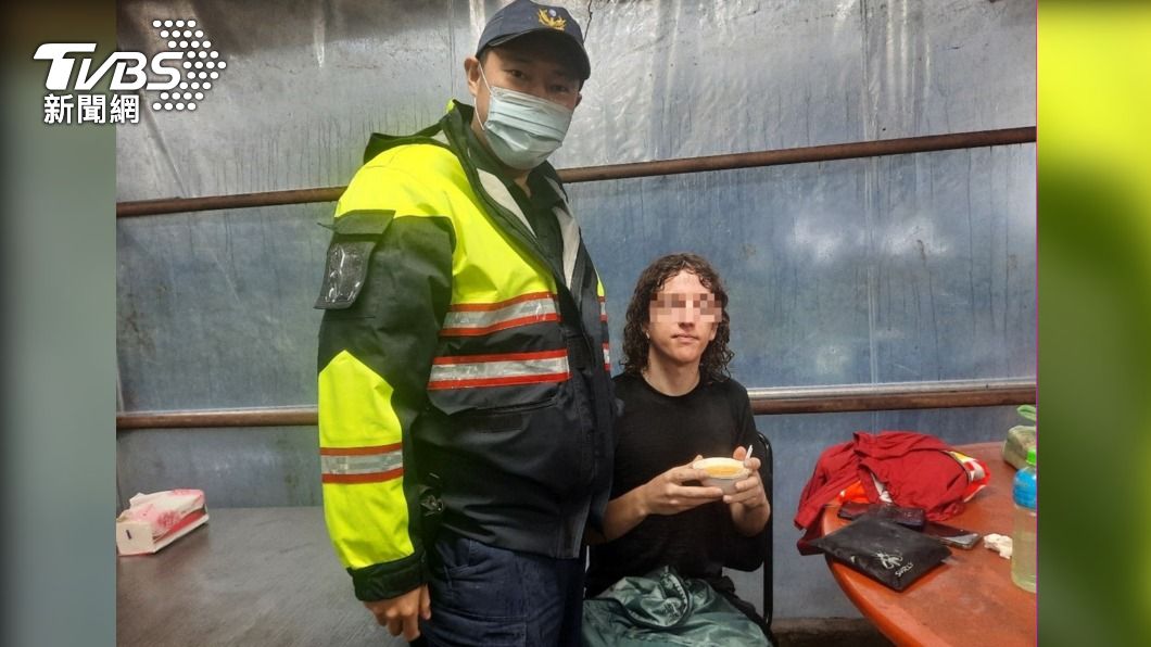 美籍生騎單車上陽明山不敵風雨　暖警一碗熱湯救了他
