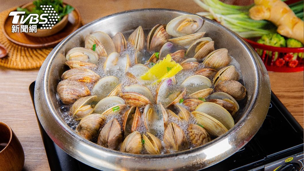看似清淡的「蛤蜊鍋」其實是引發痛風的地雷。(示意圖/shutterstock達志影像)