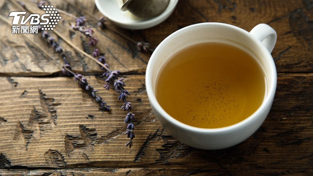 民眾可以自製「緩風茶」來排除尿酸。(示意圖/Shutterstock達志影像)