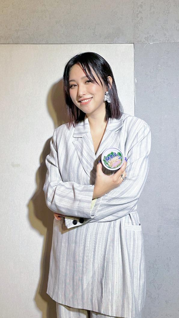 對羅莎莎來說,鮪魚罐頭代表成長的滋味,她更拿來當交換禮物與朋友分享。(圖/華研國際提供)
