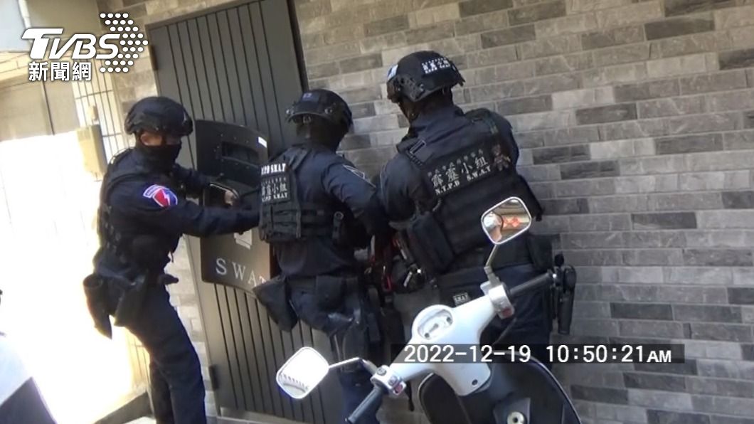 警方接獲線報後前往機房攻堅。(圖/TVBS)