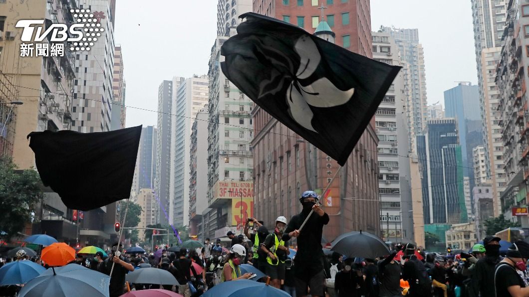 烏克蘭謝52國助抗俄!短片現「反送中黑旗」 港特首回應