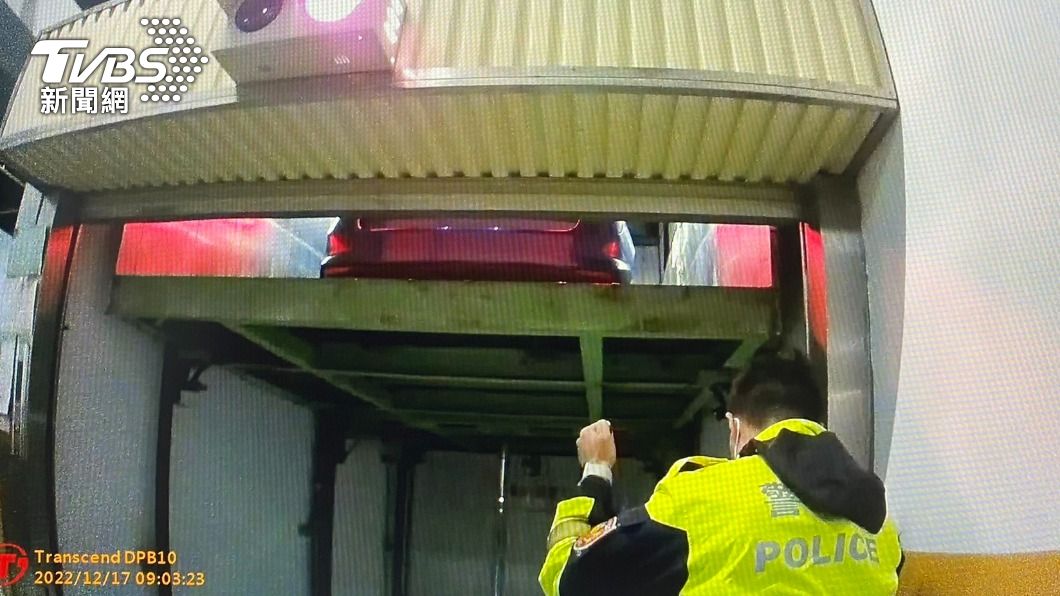 載小孩去運動會！一家四口困汽車電梯半空中　驚魂半小時