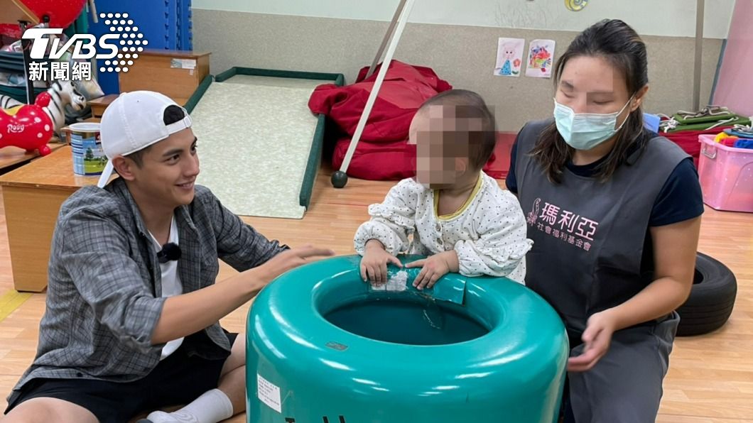 曾子余(左)到社福中心與小孩玩樂。(圖/TVBS)