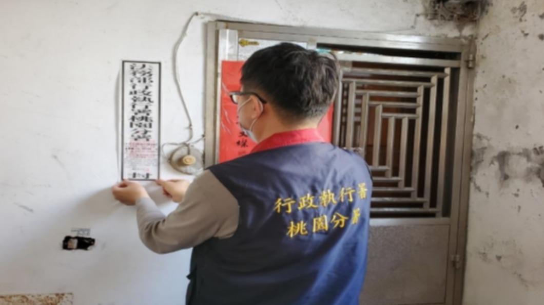 桃園分署至中壢、平鎮、龜山、八德、大溪、新屋等地區進行查封。(圖/桃園分署提供)