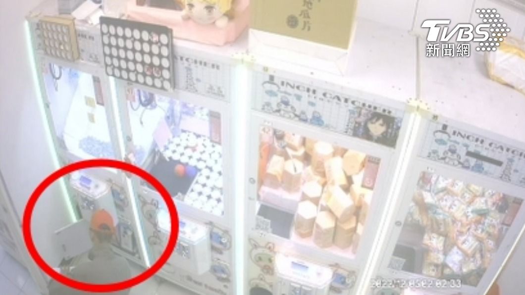 杜嫌連偷娃娃機機台。（圖／TVBS）