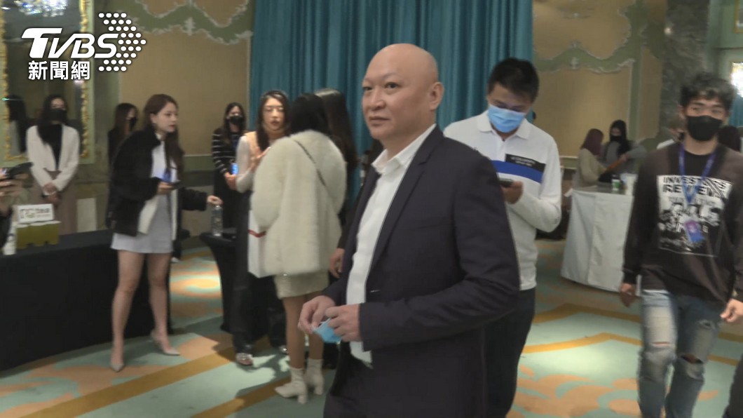 林秉文出手幫助加盟主。（圖／TVBS）