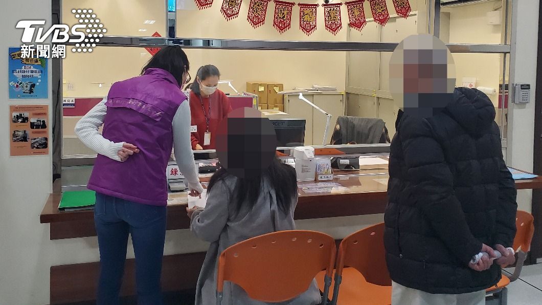 不少義務人趕緊去繳錢。（圖／TVBS）