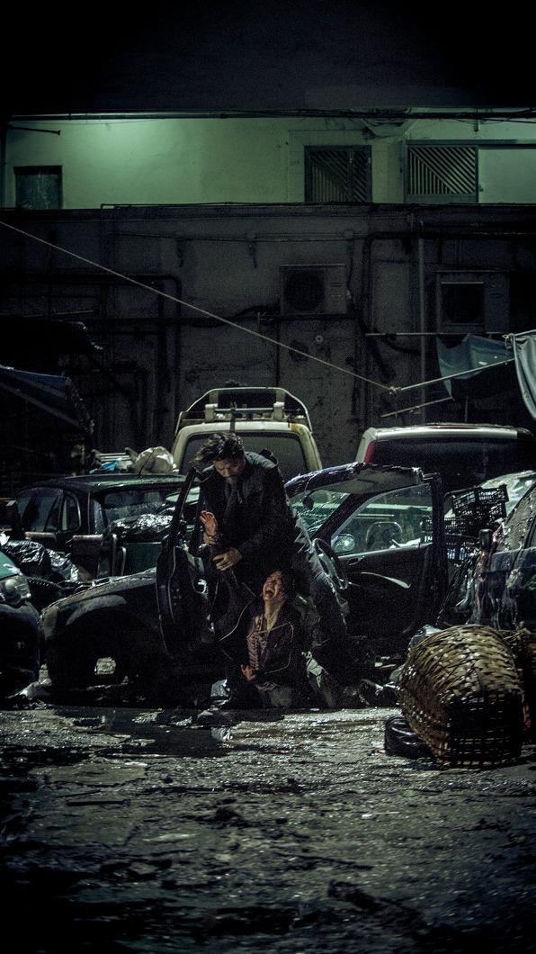 林家棟把劉雅瑟扣在一台車上。(圖/華映提供)