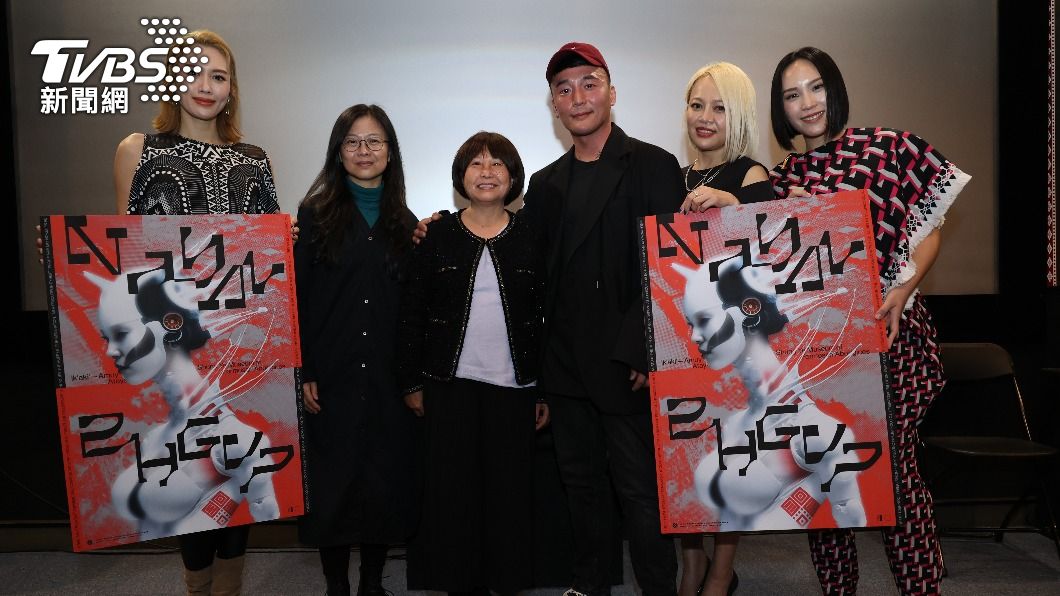 黃莉（左起）、導演姜秀瓊、黃一峯媽媽、黃一峯、戴愛玲、呂薔。（圖／梁恩誌攝）