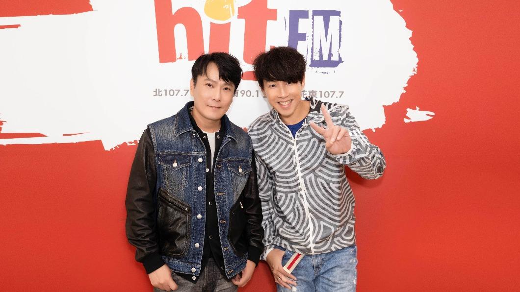 張信哲（左）作客「夜貓DJ」Dennis節目。（圖／Hit Fm聯播網提供）