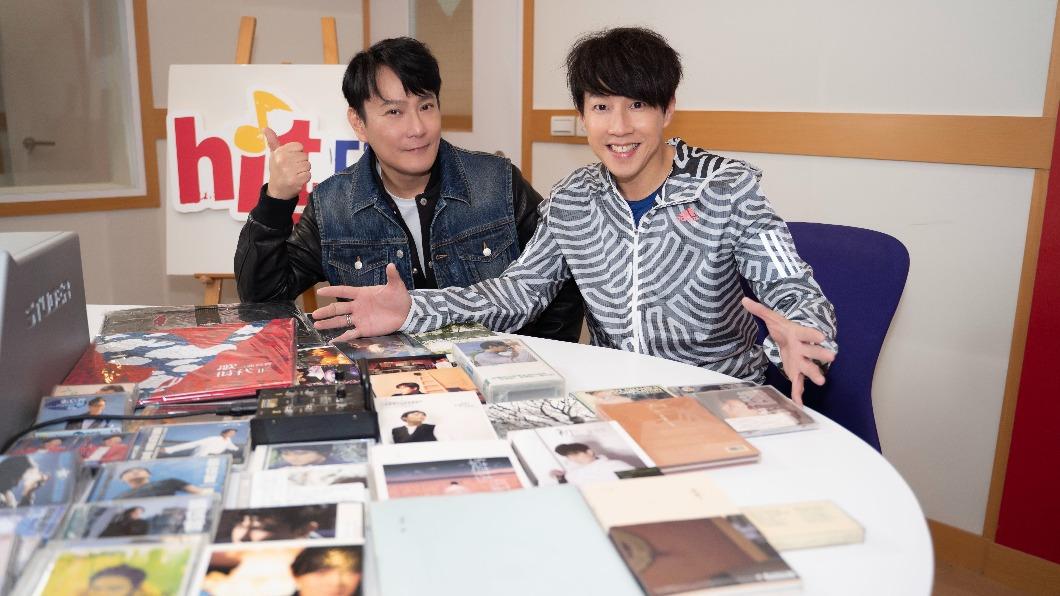 Dennis（右）展示他所有收藏的張信哲作品。（圖／Hit Fm聯播網提供）