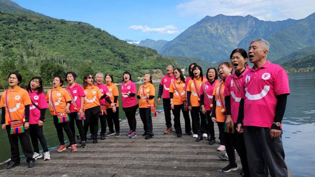 花蓮婦女家庭合唱團演唱《鯉魚潭》，並獻給鯉魚潭。期待這首旋律優美的歌曲，成為鯉魚潭主打歌。(圖/張荷悠先生提供)