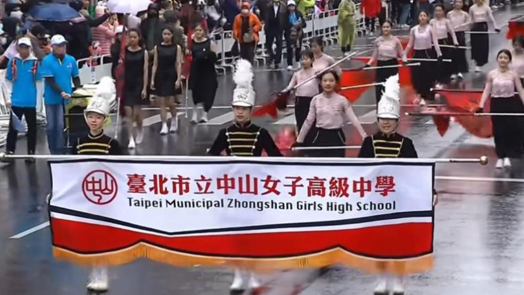 中山女中樂旗隊「寒流不能穿外套」 無袖短裙演出!家長氣炸